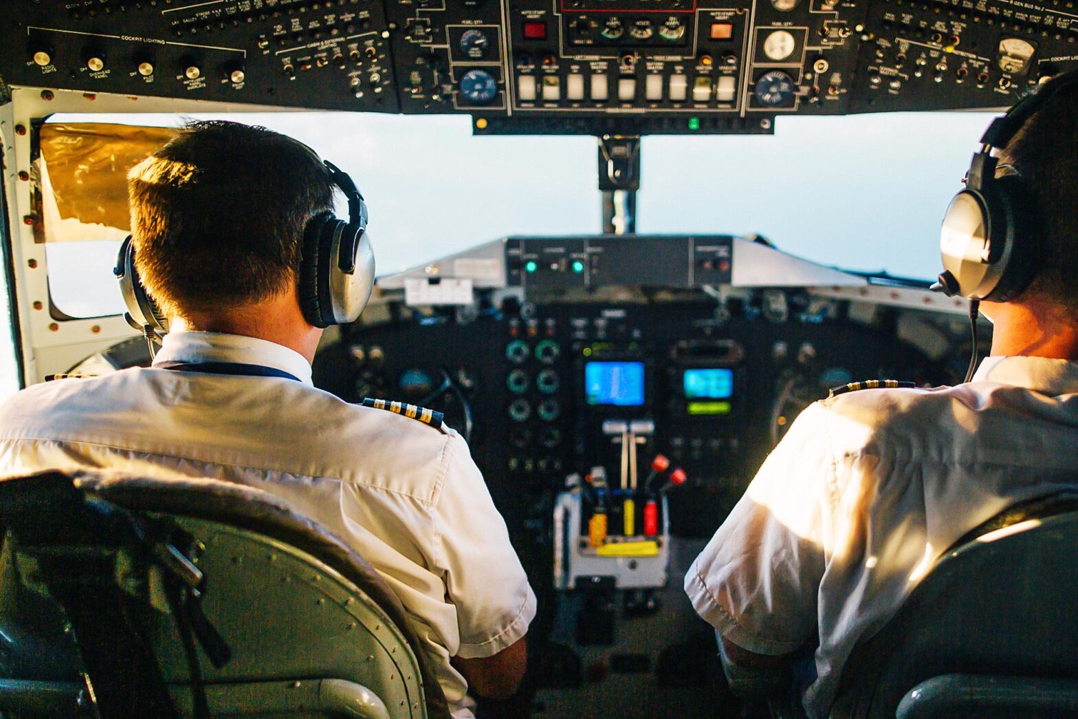 BLS Data Shows Strong Salaries for Airline and Commercial Pilots