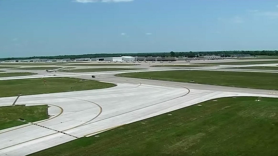 Video Records Extremely Close Call Between Vehicle and Jet at Springfield, Missouri
