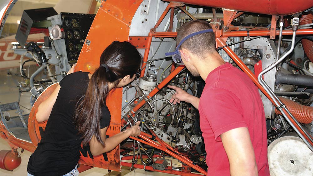 Women Mechanic Numbers Climb at Van Nuys