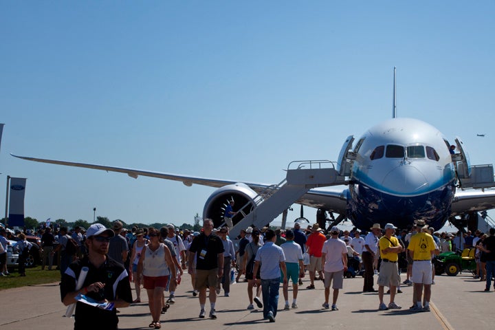 Boeing 787 Arrives at AirVenture