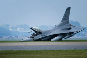 Video: F-16 Crash Lands at AirVenture 2011