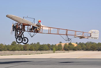 Blériot XI Replica Flies