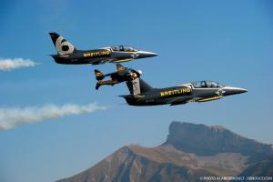 Video: Jetman Flies in Formation with Albatros Jets