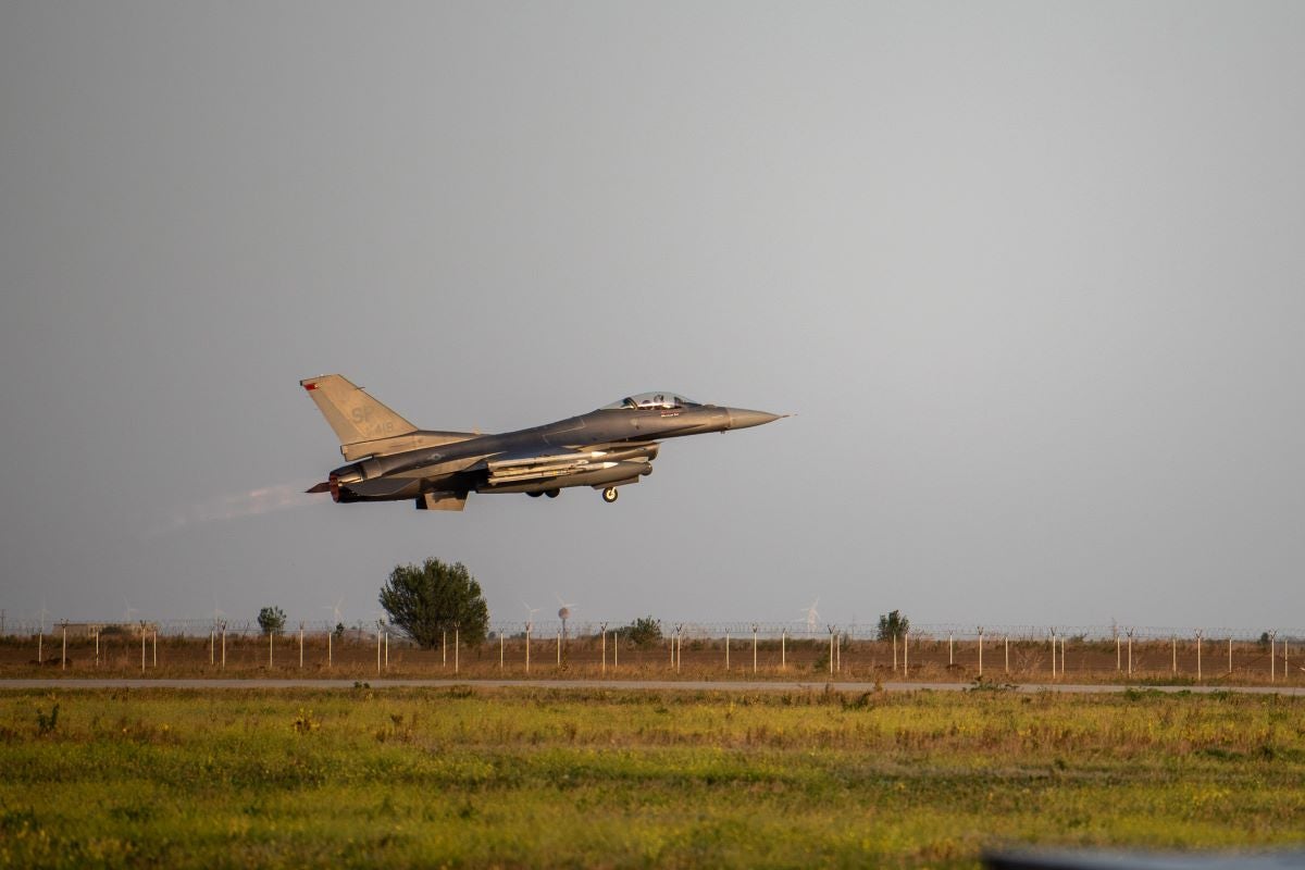 5 Dutch F-16s Positioned for Ukrainian Pilot Training