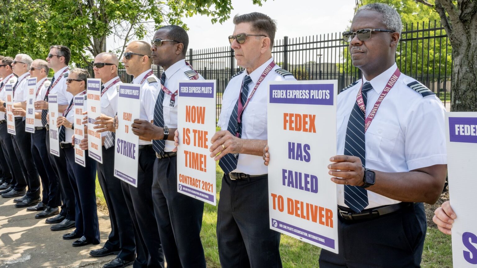 FedEx Pilots Face Pay Cuts, Buyouts as Contract Talks Resume