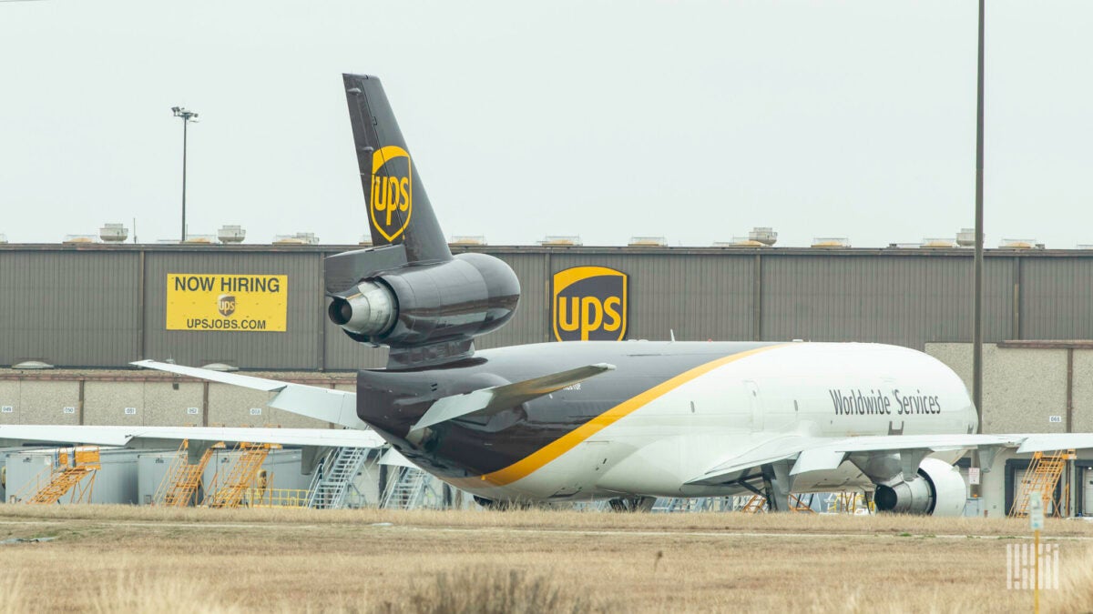 UPS to Hire 300 Pilots to Support Postal Service Contract