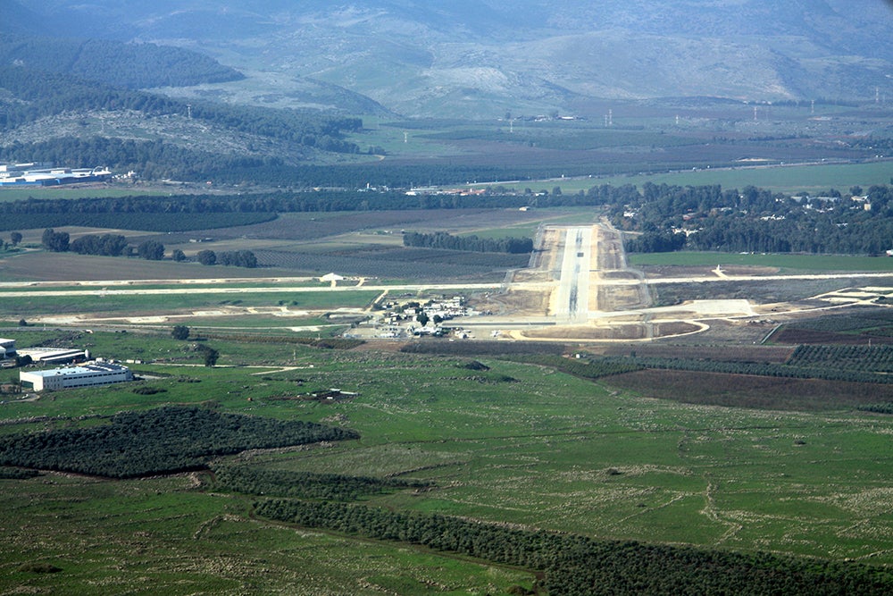 04-runway-33-at-rosh-pina-airport.jpg