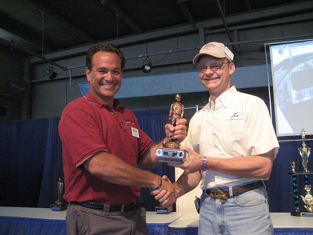 14-jay-receiving-lindy-at-oshkosh-2011.jpg