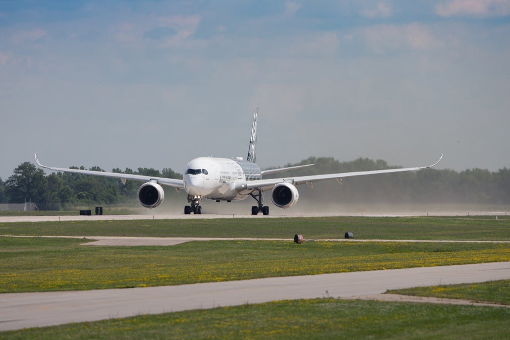 osh15-jv-airbus-a350-departure.jpg
