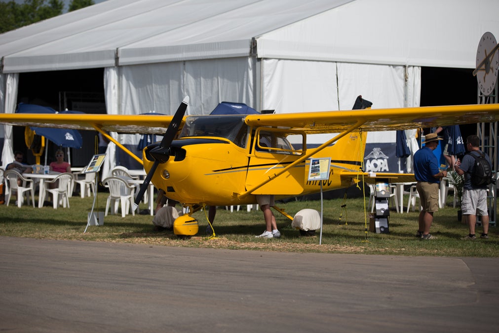 osh15-jv-aopa-ascend-172-skyhawk.jpg