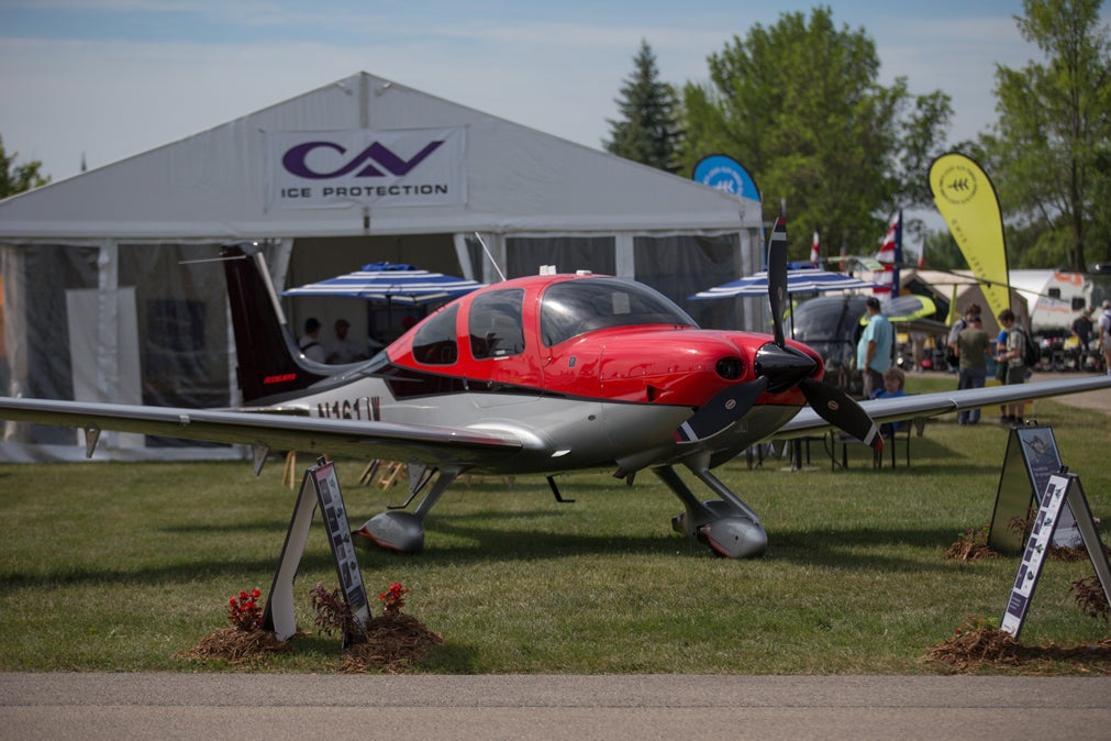 osh15-jv-cirrus_sr-22t.jpg