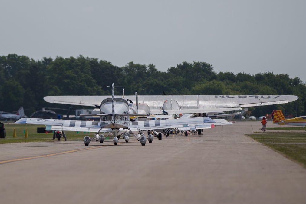 osh15-jv-line-of-aircraft departures.jpg