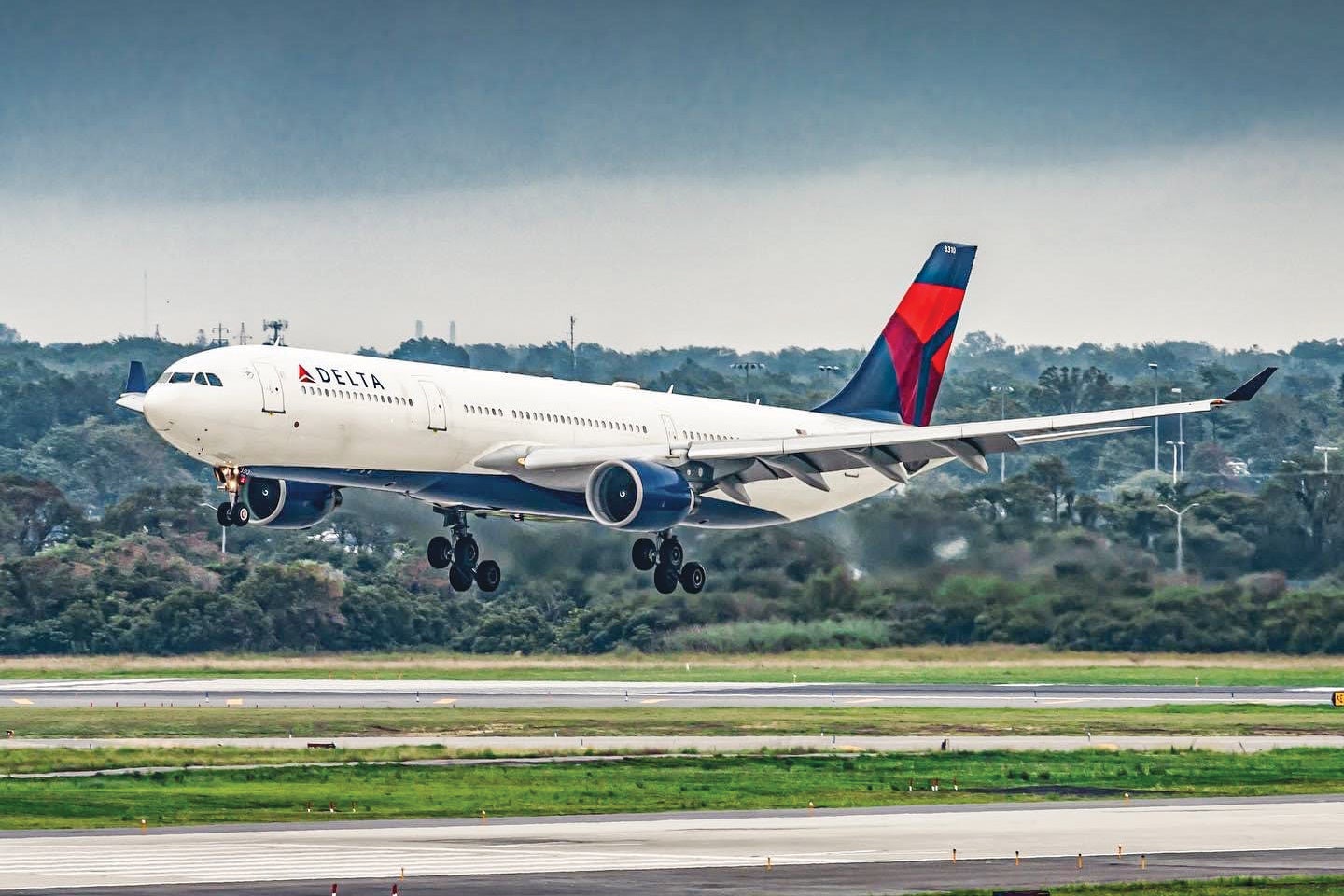 A Delta airplanes plane about to land
