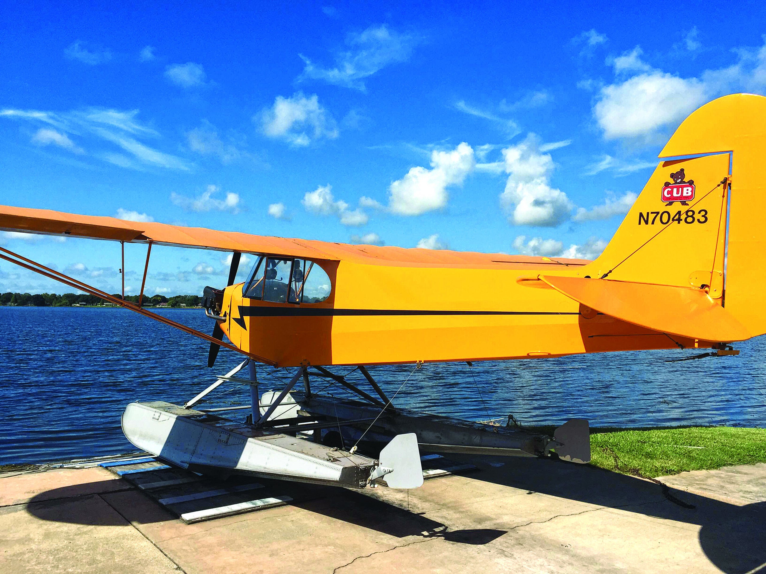 Floatplane Piper Cub J-3