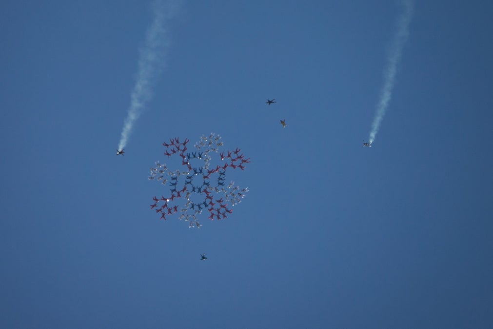 osh15-jv-mass-formation-parachute-jump.jpg