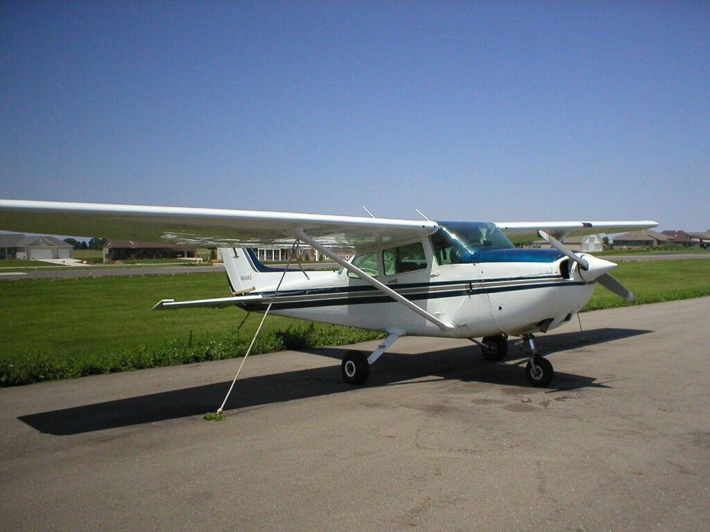 This image has an empty alt attribute; its file name is 1280px-1982_CESSNA_172P-DouglasMahn1024x768.jpg