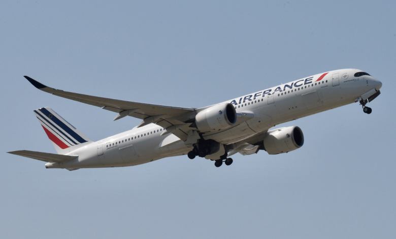 An Airbus A350-900 Retracting Landing Gear During Takeoff