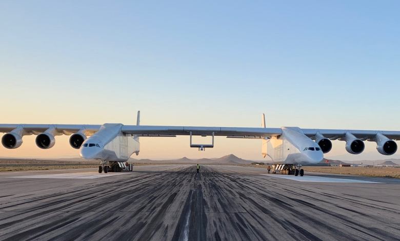 Stratolaunch Roc with pylon