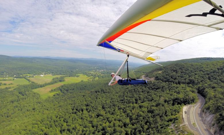 hangglider in flight