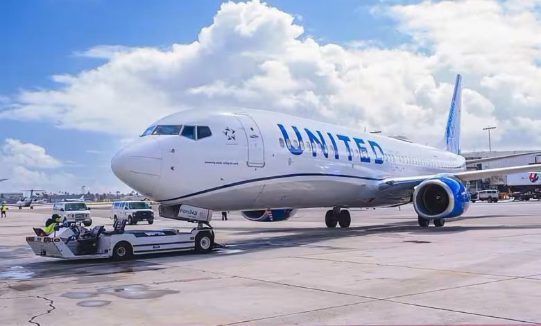 United Airlines Boeing 737-9 at LAX