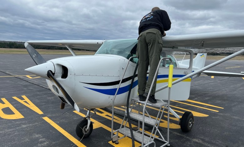 Author fueling: Fueling the aircraft yourself with self-service pumps is a way to avoid fueling errors and maybe even save some bucks over full-service fuelings.