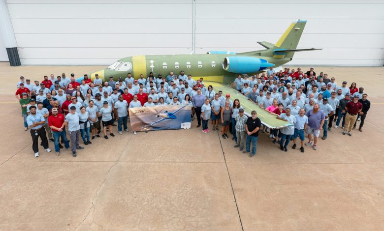 Cessna’s Ascend becomes the latest Citation 560XL to roll out of the factory, and company employees celebrate with a group photo. [Credit: Textron Aviation]