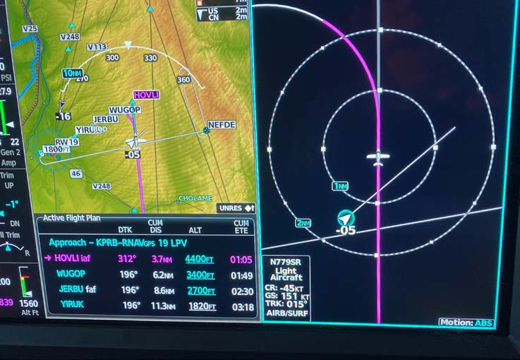 
Left: A white vector indicates absolute motion and where the traffic is pointed. Right: A green vector indicates relative
motion and shows where the traffic will pass relative to your aircraft.