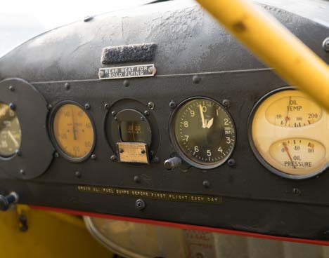 There are some J-3 Cubs that still retain the traditional panel. [Credit: Leonardo Correa Luna]