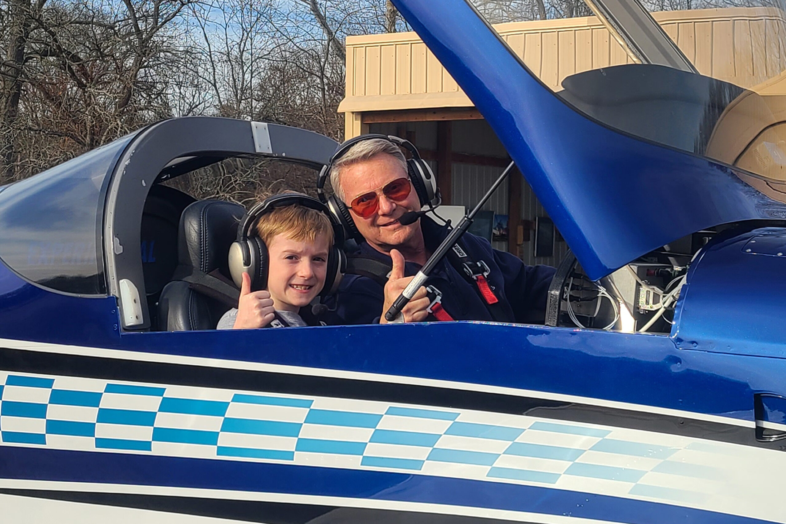 Gordon Davis (left) of Kentucky was named the 2024 EAA Young Eagles Leadership Award winner. [Credit: David Leiting/EAA]