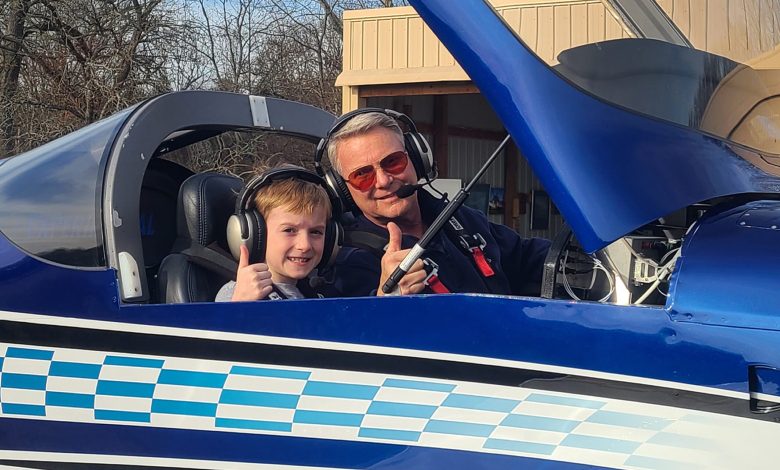 Gordon Davis (left) of Kentucky was named the 2024 EAA Young Eagles Leadership Award winner. [Credit: David Leiting/EAA]