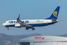 A Ryanair 737-800 aircraft approaches Barcelona Airport. [Credit: AirlineGeeks/William Derrickson]