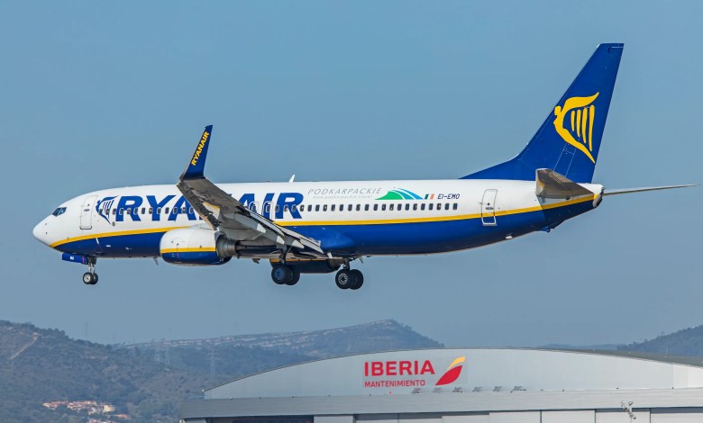 A Ryanair 737-800 aircraft approaches Barcelona Airport. [Credit: AirlineGeeks/William Derrickson]