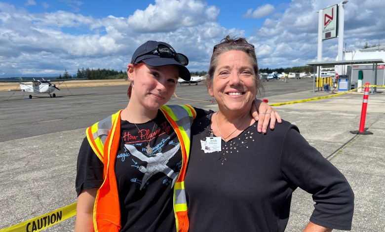 Trish WIlliams (right) poses with Violet Weir, a senior in high school who has been building airplanes with EAA Chapter 406 for several years. Weire has earned several scholarships and is pursuing her pilot certificate. [Credit: Meg Godlewski]