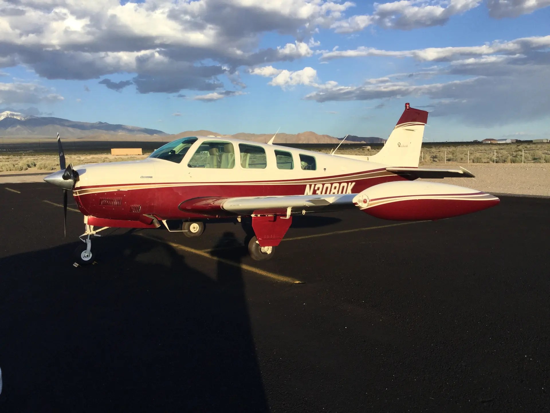 Beechcraft Bonanza A36 de 1987 modernizado vira destaque no mercado aeronáutico
