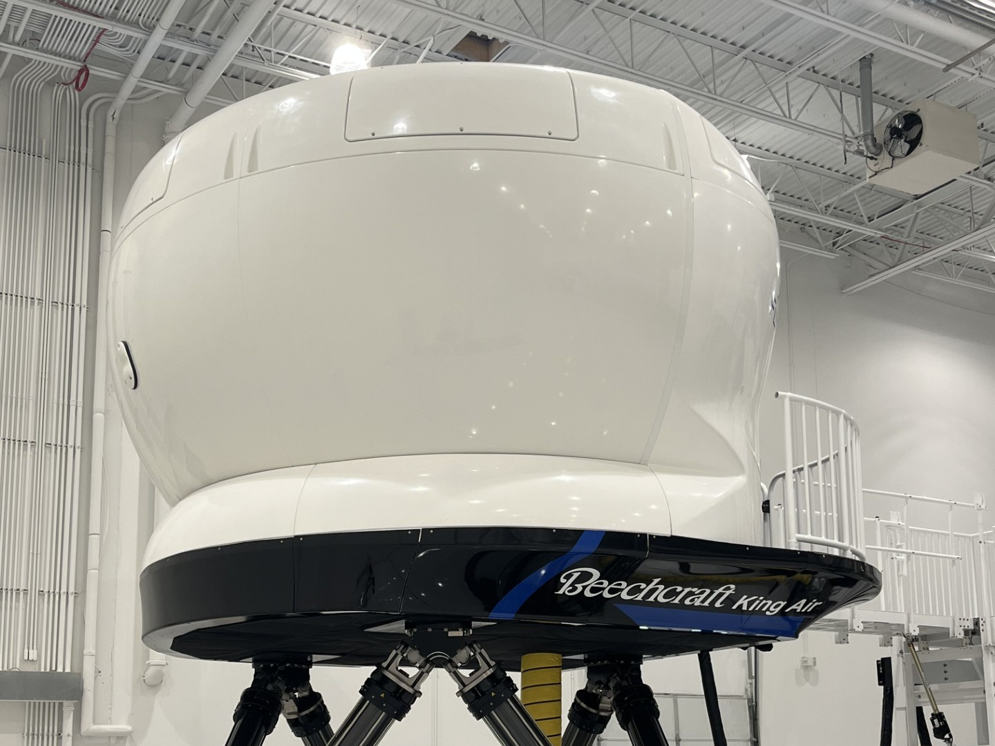 Simulador do King Air C90A será transferido dos EUA para o Brasil