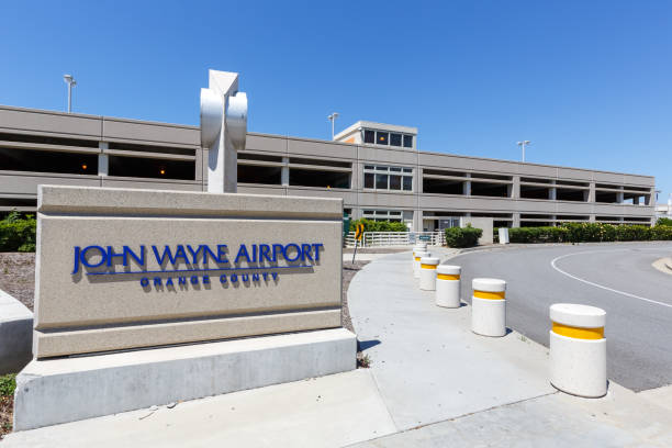 Passageiro fura bloqueio, rouba trator de bagagens e bate no John Wayne Airport
