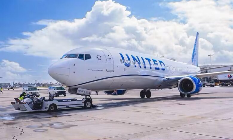 United Airlines Boeing 737-9 at LAX