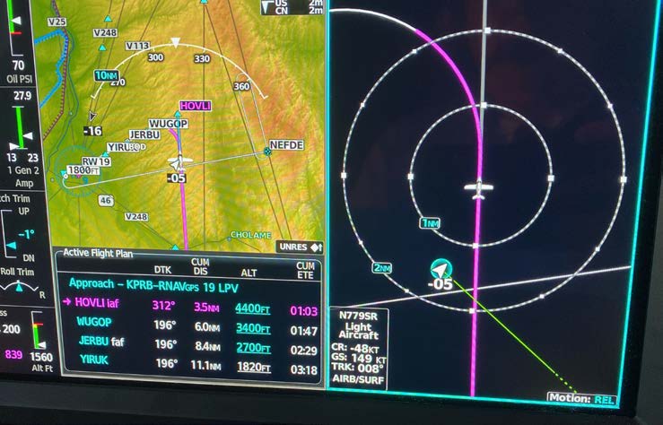 Left: A white vector indicates absolute motion and where the traffic is pointed. Right: A green vector indicates relative
motion and shows where the traffic will pass relative to your aircraft.
